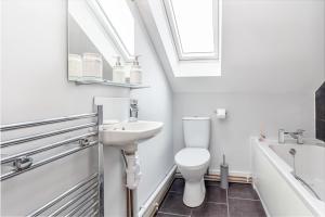 伍斯特Guest Homes - Carriage Court的白色的浴室设有水槽和卫生间。