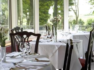 香侬卡里杰里田园酒店的餐桌、白色桌布和酒杯
