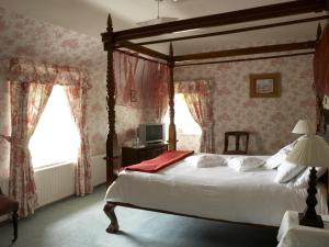 香侬卡里杰里田园酒店的一间卧室设有一张大床和一个窗户。