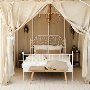 丽兹Vakantiewoning Loft Lisse - SAUNA - Beach - Keukenhof的一间卧室配有一张带天蓬的白色床