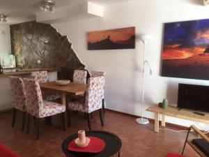 阿格特Casa del Sol的客厅配有桌椅和电视。