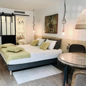 尼斯Chambres d'hôtes CASA MUSA - NICE的一间卧室配有一张大床和一张桌子