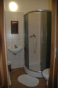 姆拉泽克酒店的一间浴室