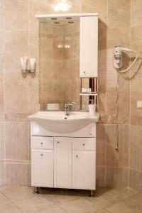 鄂木斯克Malibu Hotel的浴室设有白色水槽和镜子