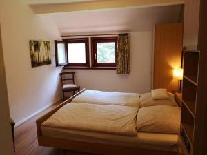 新基兴Ferienwohnung Bachforelle的一间卧室设有一张大床和一个窗户。
