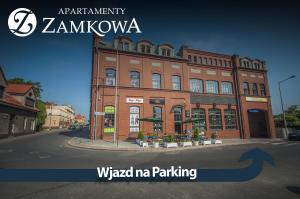 PleszewApartamenty Zamkowa的街道拐角处的建筑物
