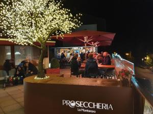 圣马蒂诺-迪卡斯特罗扎B&B La Montanara的一群人晚上坐在餐馆里