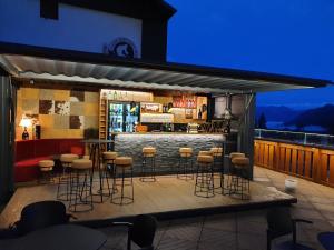 圣马蒂诺-迪卡斯特罗扎B&B La Montanara的建筑屋顶上带凳子的酒吧