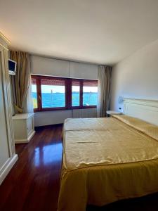 加尔多内-里维耶拉Camere Al Veliero的一间卧室设有一张床和两个窗户。