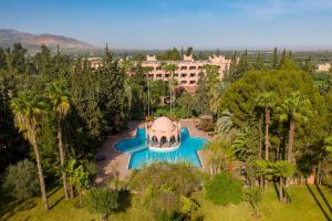 Afourer彻斯勒塔扎库特酒店的享有带游泳池的度假村的空中景致