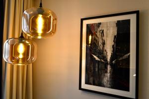 拉科鲁尼亚Hotel Alda Galería Coruña的一间房间,墙上挂着两盏灯和一张照片