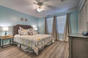 格尔夫波特Gulfport Bungalow by Jones ParkandBeach Access!的一间卧室配有一张床和吊扇