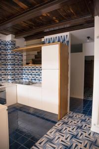 维耶特里Blu Marina的厨房铺有蓝色和白色的瓷砖,