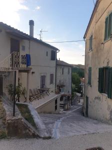 巴尼圣菲利波Bagni San Filippo Casa gelsomino的带阳台的古老房屋内的小巷