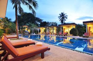 拉威海滩Phuket Sea Resort SHA Extra Plus的一个带躺椅的度假游泳池