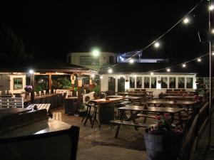希灵登水畔运河别墅酒店的一间晚上配有木桌和灯的餐厅
