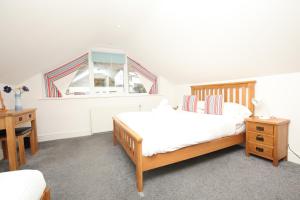 圣阿格尼丝Driftwood Spars的一间卧室设有两张床和窗户。