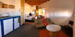 圣佩德罗·德·阿塔卡马Atacama Loft & Glamp的带厨房的房间和一间带一张床的卧室