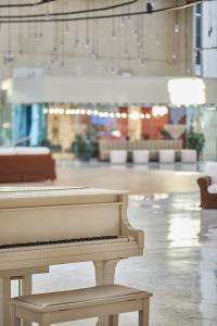 塞维利亚安达卢斯宫希尔肯酒店的坐在大楼内的白色钢琴
