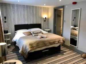 布莱顿霍夫EI8HT Brighton Guest Accommodation的一间卧室配有一张大床和镜子