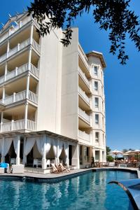 里米尼乐洛斯套房酒店的大楼前设有游泳池的酒店