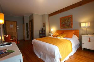 蒙特朗布朗艾斯卡尔杜诺德住宿加早餐旅馆的一间卧室配有一张带橙色和黄色床单的大床