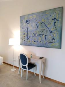 埃斯卡斯特利STARBAL Love的一张桌子、一把椅子和墙上的绘画