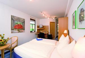 索梅劳森Gasthof Hotel Anker的酒店客房设有两张床和一张桌子。