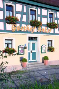 索梅劳森Gasthof Hotel Anker的前面有标志的建筑