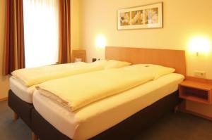 森登霍尔斯特Hotel Geschermann的一间酒店客房,内配两张大床