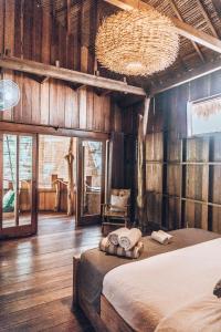 Gili Treehouse客房内的一张或多张床位