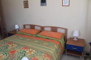 焦亚陶罗Attico Rosa的卧室内的一张床位,配有两张台灯