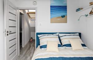 詹塔尔Apartament Twoja Przystań的一间卧室配有一张蓝色床头板的床