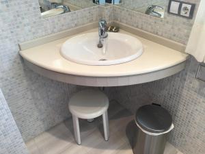 比韦罗阿拉米达酒店的一间带白色水槽和凳子的浴室