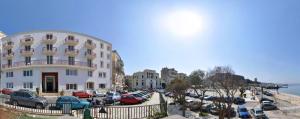 科孚镇码头城市酒店的停在大楼旁边的停车场的一群汽车
