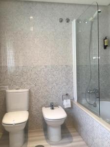 比韦罗阿拉米达酒店的浴室配有卫生间、淋浴和盥洗盆。