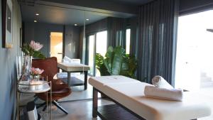 开普敦Villa Lion View Private Luxury Retreat的配有一张床和一张桌子及椅子的房间
