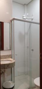 帕尔马斯卡斯特罗酒店的一间带玻璃淋浴和水槽的浴室