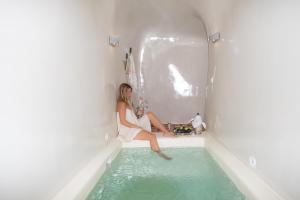 弗通阿贝里斯卡纳瓦豪华套房酒店的坐在水浴缸中的女人