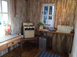 LlangadogBlack Mountain BreakAway的厨房设有木墙和带炉灶的台面。