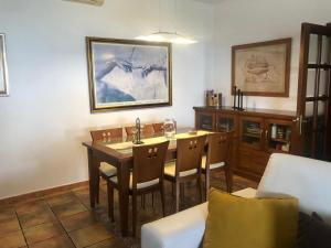 亚伊萨Villa Altamosa的一间带桌椅的用餐室