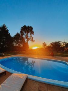 格拉玛多Pousada La Vista的一座享有日落美景的大型游泳池