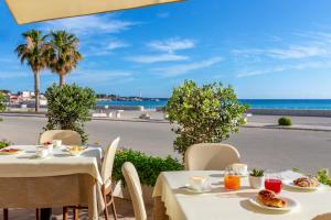 圣维托罗卡波米拉斯匹亚吉亚酒店的一张带食物的桌子,享有海景