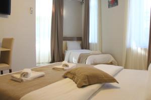 库塔伊西Hotel Casa calda的酒店客房,配有两张带毛巾的床