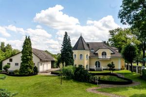 戈恰乌科维采·兹德鲁伊Villa Miriam的一座带树木的大院子的房子