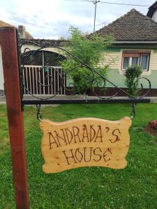 ŞoarşAndrada's House Soars的阅读院子里的 ⁇ 属吻的标志