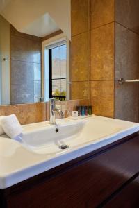 皇后镇铂金公寓式酒店的一间浴室