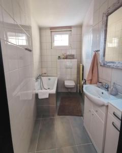 安德马特Solarberg Apartment的带浴缸、卫生间和盥洗盆的浴室