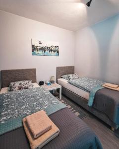 安德马特Solarberg Apartment的一间卧室配有两张床和一张桌子