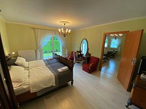 戈恰乌科维采·兹德鲁伊Villa Miriam的一间卧室设有一张床和一间客厅。